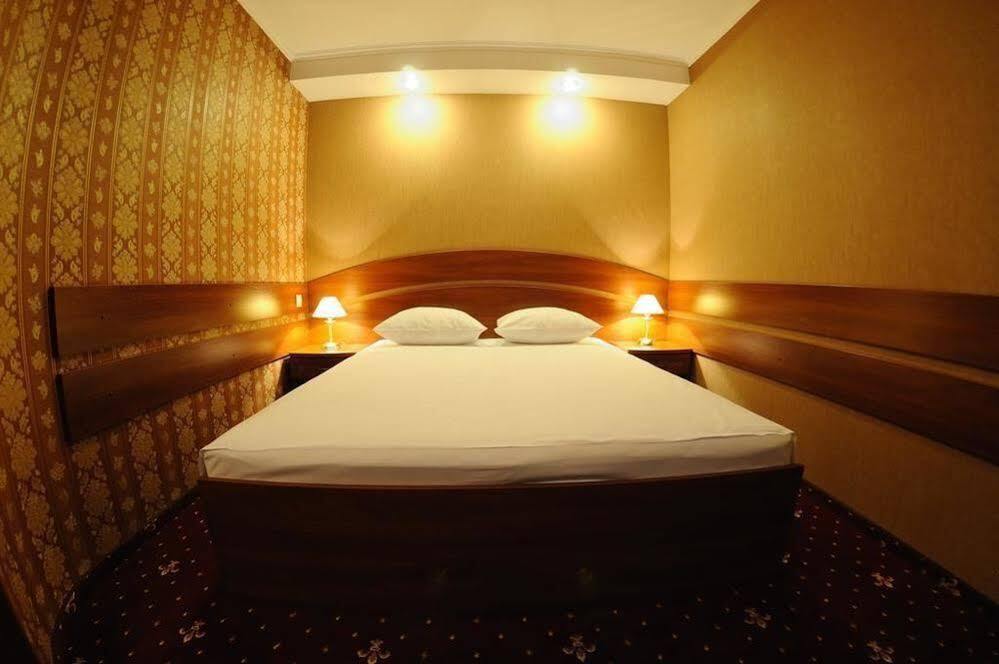 Hotel Mir 리우네 외부 사진